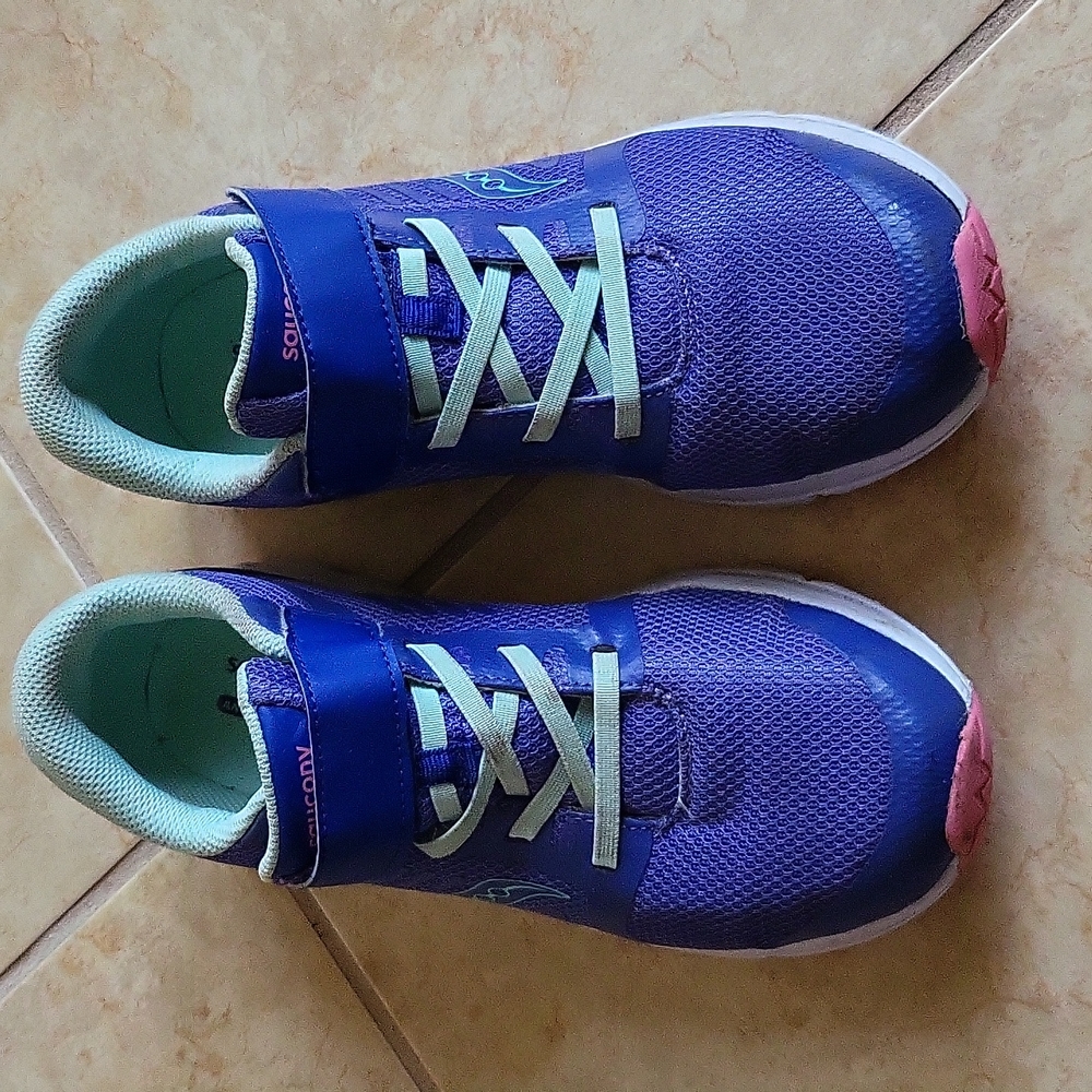 Girl's sneakers